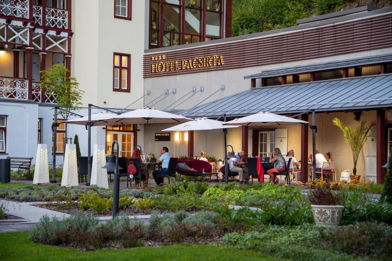 Hotel Pacsirta โซวาตา ภายนอก รูปภาพ