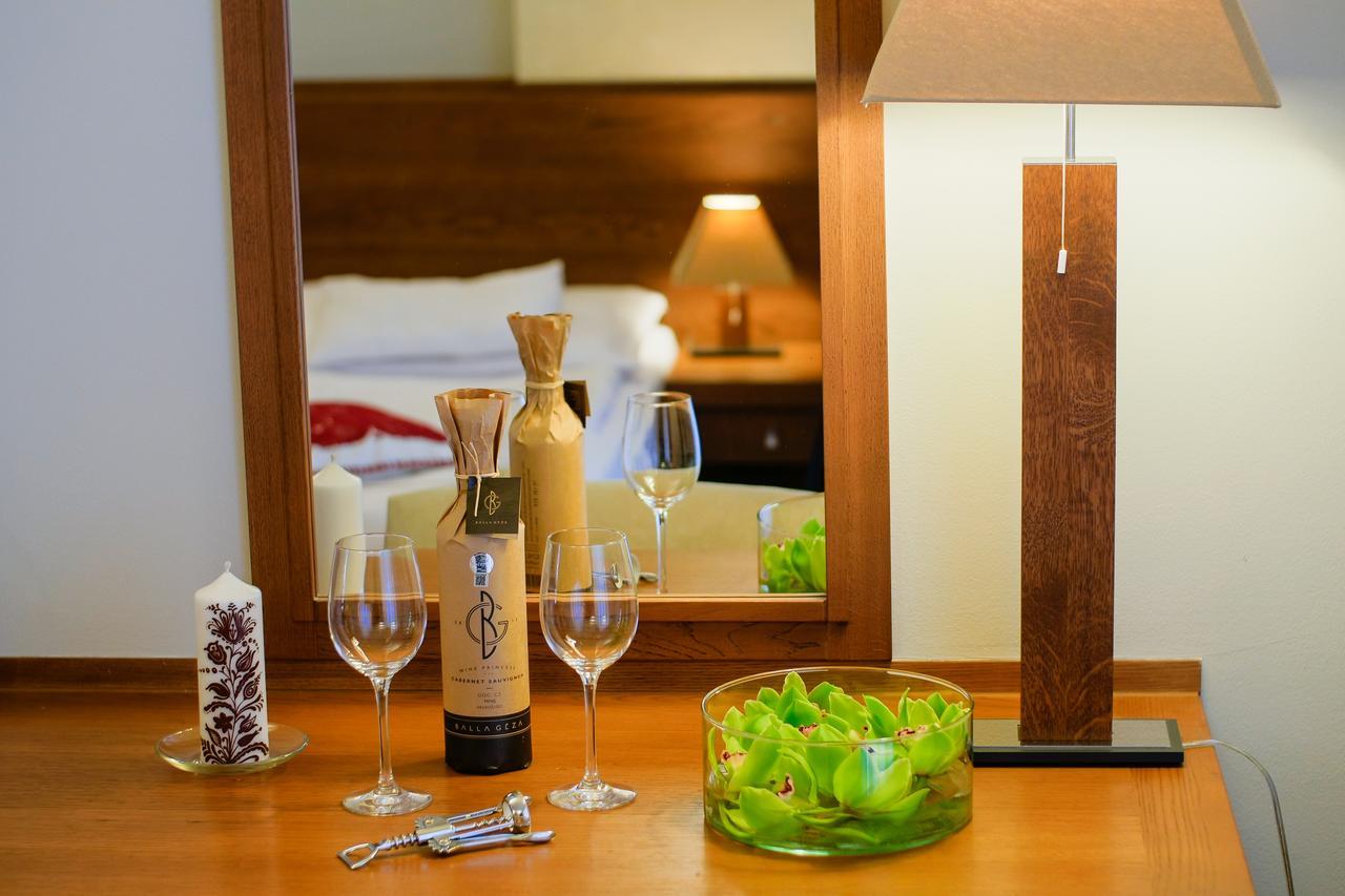 Hotel Pacsirta โซวาตา ภายนอก รูปภาพ